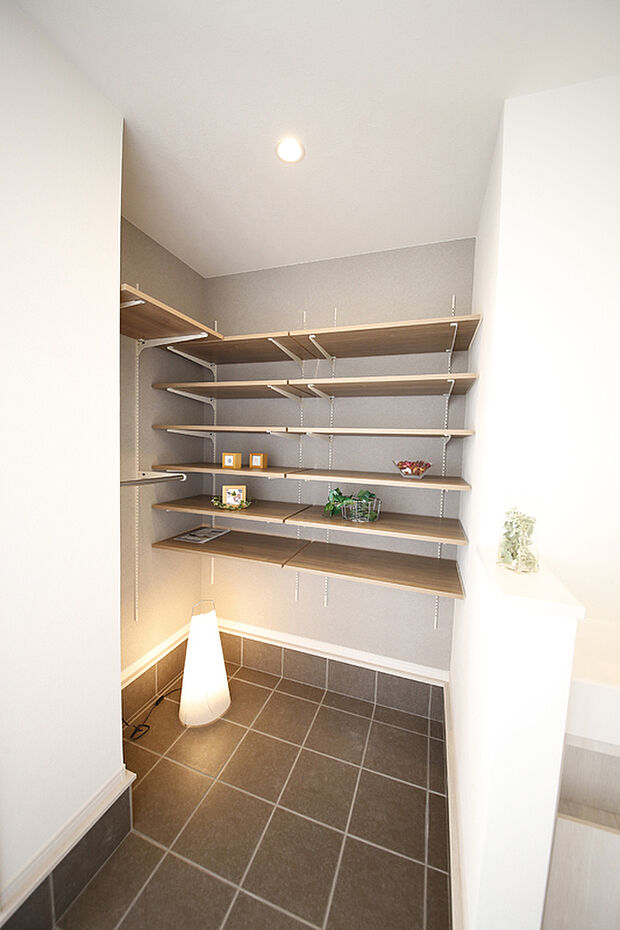 シューズクローゼット
シューズクローゼットには靴だけでなく、ゴルフバッグやベビーカー等も収納出来て便利。