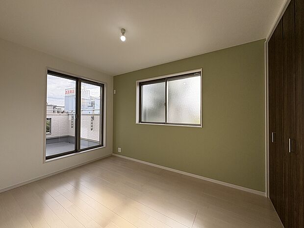 【洋室】2階の洋室約6帖。バルコニーに直接面したお部屋は明るく、お布団を干すのにもとても便利。