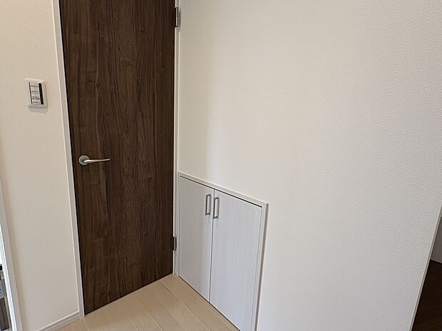 【階段下収納】階段下の僅かなスペースも収納に。