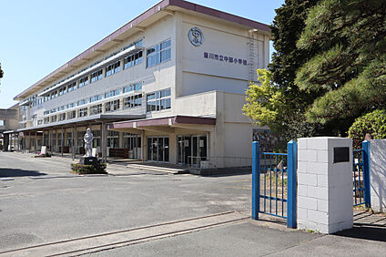 豊川市立中部小学校 現地から820m～840m。(徒歩11分。(最長))