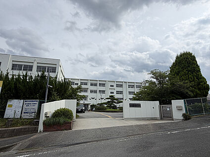 奈良市立ならやま小中学校 現地から680m～760m。(徒歩9分～10分。)