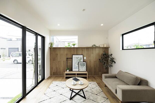 【天井高2.7m×ハイサッシ2.2m】
リビングの天井高は2.7m。高さ2.2mのハイサッシから陽光が注ぎこみます。開放感のあるリビング空間です。/モデルハウス12号棟(2025年5月撮影)