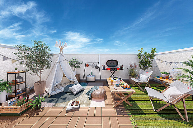 【広々とした屋上庭園】
外の空気を感じながらゆったりと憩える屋上庭園。プライベート空間として家族だけで空の眺めを堪能できます。便利な外部コンセントと水栓付きです。※号棟により採用状況が異なります。