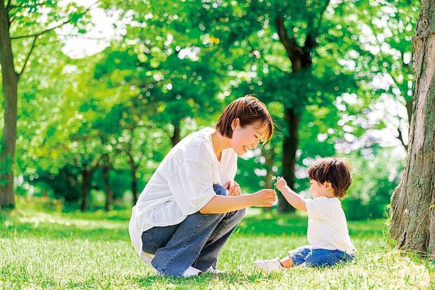 【庭のある暮らし】
リビングと庭がゆるやかにつながり、家族で過ごす時間をより豊かにしてくれます。ガーデニングなど、思い思いの時間を愉しめるプライベート空間です。※号棟により採用状況が異なります。