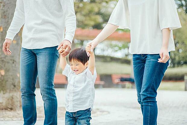 【ゆとりある5mの分譲地内道路】
分譲地内道路を中心に住まいがつながり、家族同士が自然と顔を合わせる街並み。日々の挨拶や何気ない会話から、穏やかなコミュニティが育まれていきます。