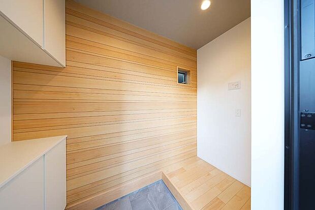 【【ウッドパネル】】キッチン腰壁と玄関の壁の一部にアクセントパネルを採用。木目の優しさや経年変化による深みのある風合いを楽しむことができます。モデルハウス1号棟（2023年12月撮影）