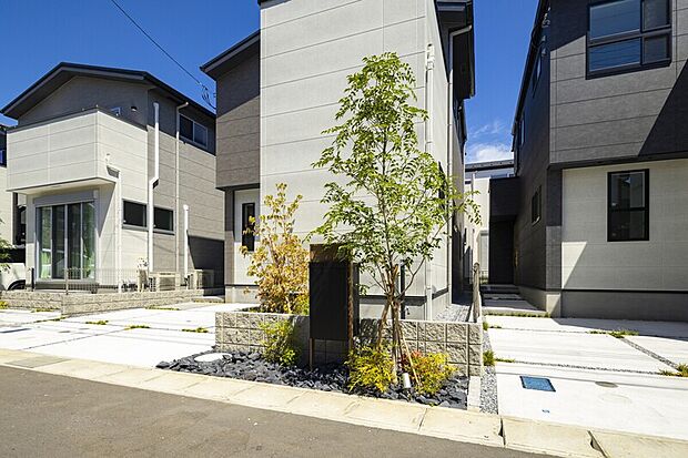 【【宅配BOX付機能門柱】
】外観と調和する落ち着きのあるデザイン。外出時も荷物が受け取れる宅配BOXも装備した、機能性の高い門柱です。※現地外観(2025年9月撮影/分譲済み号棟を含む)