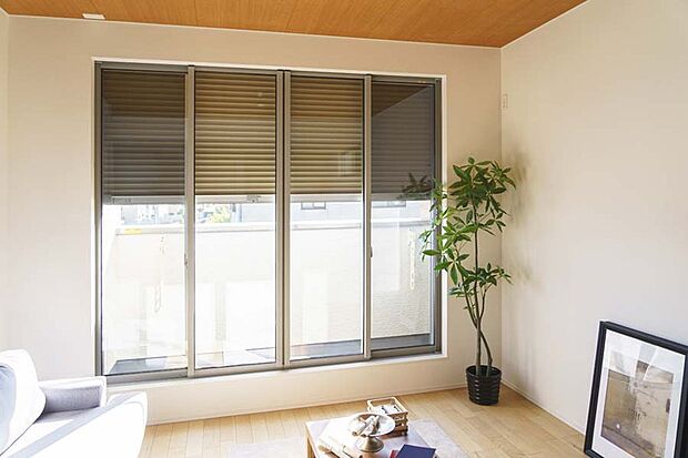 【【安全な暮らしを守る電動シャッター】】窓まわりの一部に防犯性を高める便利な電動シャッターを設置しました。窓や網戸を開けなくてもリモコンで開閉ができる快適性に加え、安全性を高めながら、プライバシーを守ります。