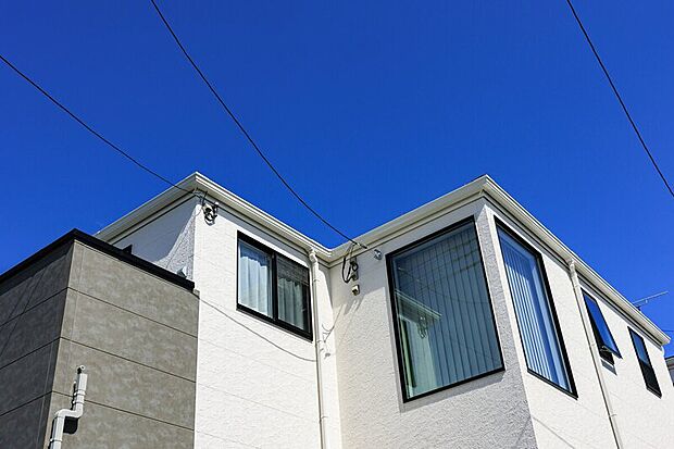 【【窓デザイン】】外観デザインと調和するブラックのサッシを採用。落ち着いた色合いで統一感をもたせながら、広い窓から室内へと陽光を採り込みます。/現地外観(2025年10月撮影)