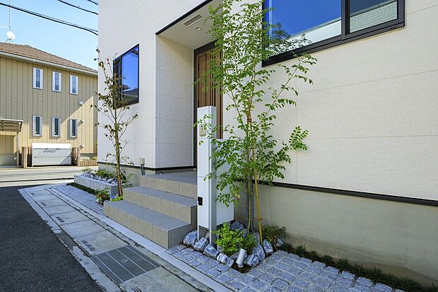 【【宅配ボックス付き機能門柱】】宅配BOX付きのスタイリッシュな機能門柱。留守の間でも宅配便が受け取れるため配達時間を気にせずに外出できます。/6号棟(2025年10月撮影済)