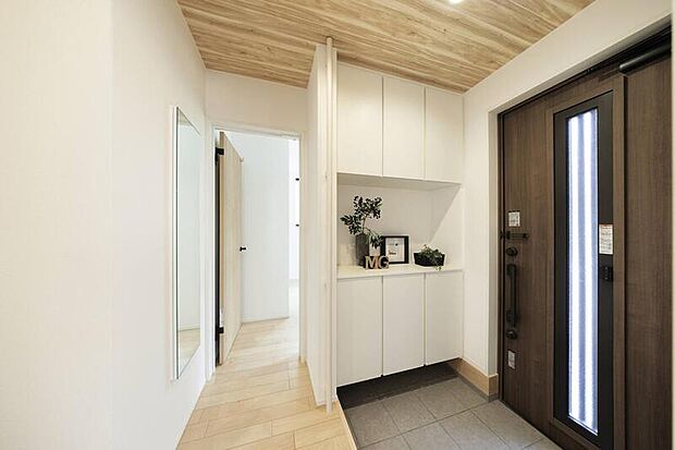 【【玄関ホール】】玄関ホールは天井高を2.4mと意図的に低くし、リビングに入った時の2.7mをより体感頂けます。/6号棟(2025年10月撮影)