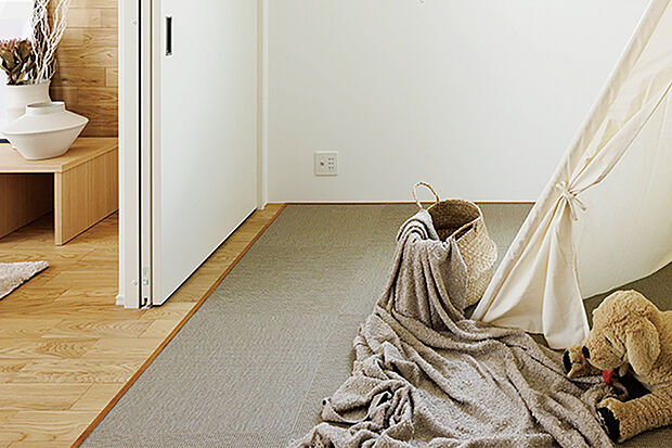 【【フラットに繋がる空間】】リビングと一体感があり、段差もないのでお子様が移動したり遊んだりする際でも安全な点が魅力です。※号棟により採用状況が異なります。