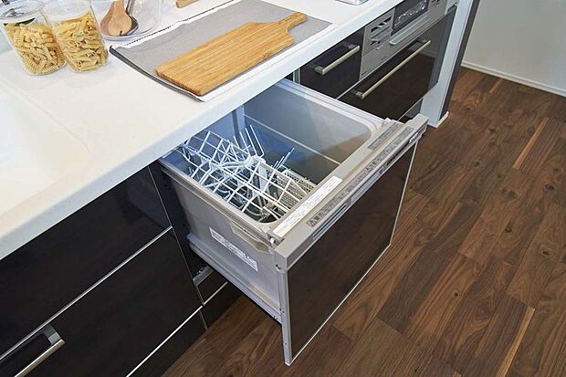 【【食器洗浄乾燥機】】後片付けをサポートするビルトインタイプの食器洗浄乾燥機が標準装備。家事の時間短縮になるだけでなく、水道代の節約にもつながり一石二鳥です。