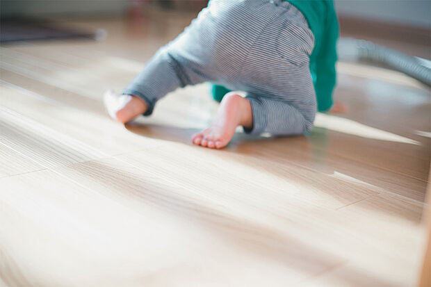 【【床暖房】】埃を巻き上げず足元から暖かくなる床暖房。部屋の空気を汚さずに、快適な温かさに保ちます。リンナイアプリで外出先からあらかじめスイッチを入れておけば、我が家に到着する頃には部屋全体がぽかぽか状態に。