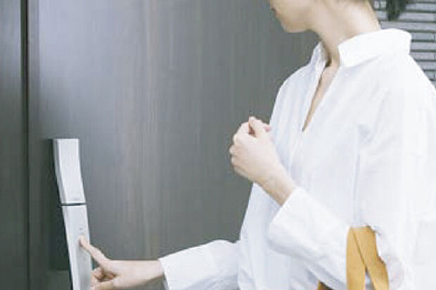 【【ファミロック】】スマホをバッグやポケットに入れておくだけで解錠可能。リモコン、カードキー、手動キーにも対応しています。