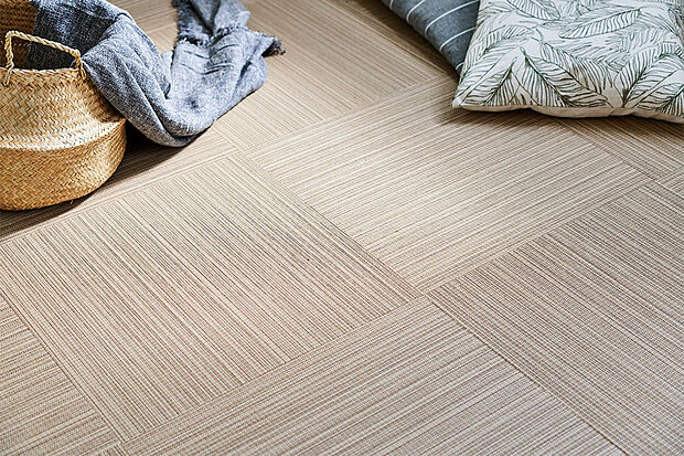 【【テキスタイルフロア】】フラットスペースは素足に心地よく、お手入れのしやすいテキスタイルフロア敷き。柔らかいフロア素材なのでお子様達の遊び場としても安心です。※号棟により採用状況が異なります。