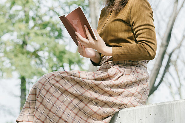 【【自然の潤いを感じながら中庭カフェを愉しむ】】外の爽やかな風を感る中庭をカフェ空間に。外からの視線を気にせずにコーヒーや紅茶を飲みながら、好きな読書に集中できます。※号棟により採用状況が異なります。