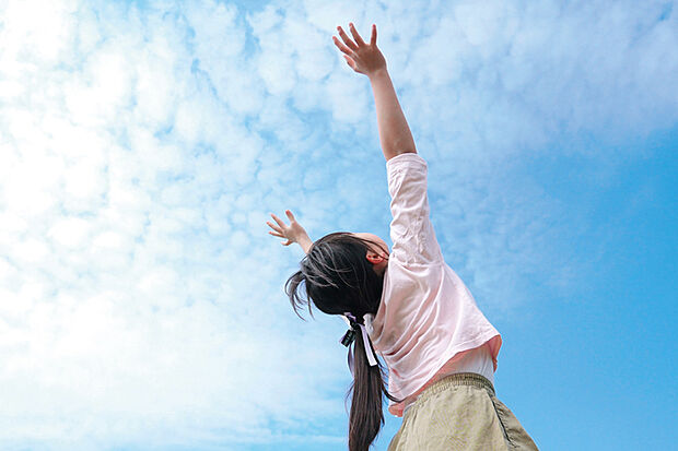【【広い空を眺めながら愉しむソラカフェバルコニー】】天気のいい日はバルコニーの上に広がる空をのんびりと眺めながら、贅沢な憩いの時間を満喫できます。※号棟により採用状況が異なります。