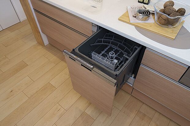 【【食器洗浄乾燥機】】後片付けをサポートするビルトインタイプの食器洗浄乾燥機が標準装備。家事の時間短縮になるだけでなく、水道代の節約にもつながり一石二鳥です。