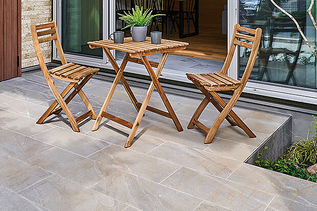 【【ウェルカムテラス】】心地よく外と内をつなぐ、タイル敷きのテラス空間を確保。家族憩いの場や趣味のスペースとして活躍します。※タイル形状は異なります。※号棟により採用状況が異なります。