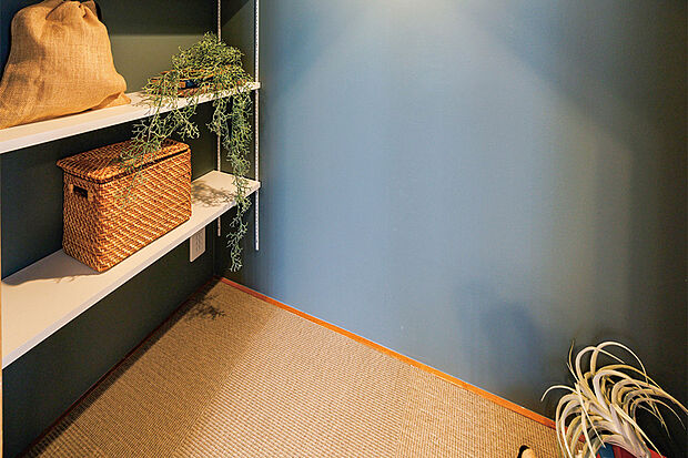 【【個室感覚の空間】】リビングとのつながりを感じながら、個室感覚でくつろげるヌック。読書や作業をしたり、家族の写真や作品を飾ってギャラリーにしたり、マルチに活躍するスペースです。※号棟により採用状況が異なります。