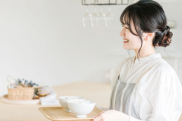 【【スムーズなキッチン動線】】キッチンはぐるりと回れる動線設計。料理もしやすく家事もスマートにこなせます。※号棟により採用状況が異なります。