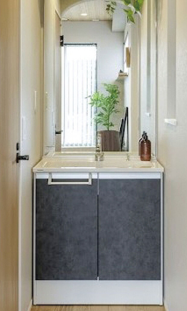 【【セカンドシンク】】1階に降りずに身支度ができる2階の洗面台。朝、洗面台が混み合う時間帯でも1階と2階でそれぞれ使うことができて、ゆとりある時間を創出してくれます。※号棟により採用状況が異なります。