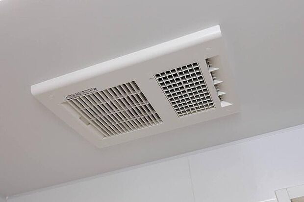 【【浴室換気乾燥機(100V)】】入浴後など、浴室を使った後に浴室にこもった湿気や水分を取り除きます。花粉が多い春や雨が多い梅雨時も、浴室干しできて便利です。