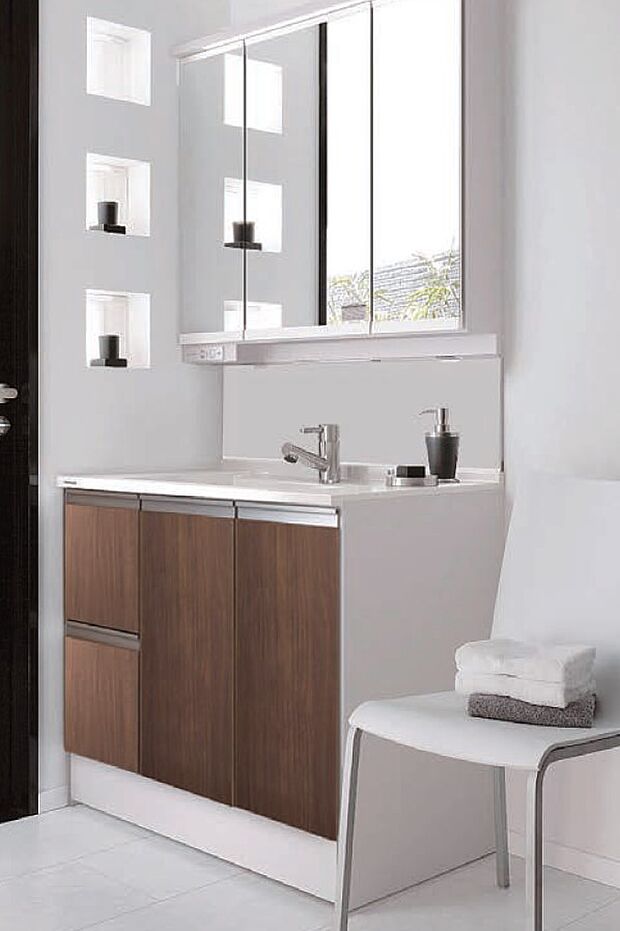 【【洗面化粧台/パナソニック　シーライン】】繋ぎ目のないボウル一体型カウンターのためお掃除が簡単。お子様の目線の高さに設置したミラーや、たっぷり仕舞える三面鏡収納など家族みんなにうれしい機能が満載です。