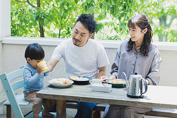 【【ファミリーバルコニーのある住まい】】2階のホールから出入りができるスムーズな動線のファミリーバルコニー。テーブルやイスを置いてゆったり憩えるので、我が家でカフェ気分やグランピングを堪能できます。