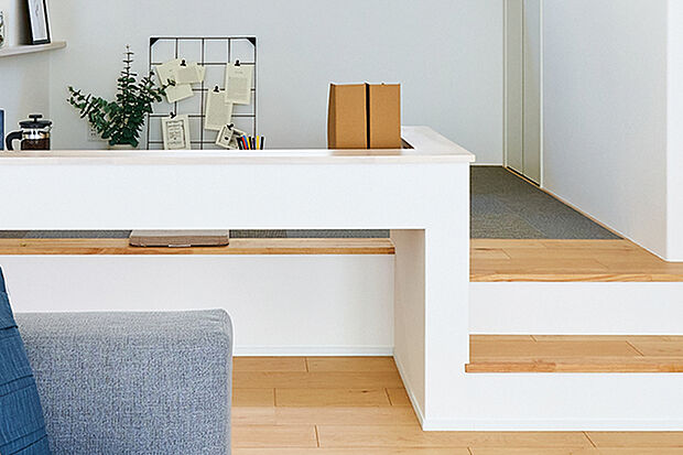 【【SKIP FLOOR】】段差を設けることでリビングとは異なる空間としての印象を持たせつつ、壁などで遮らないことで、家族の温もりも同時に感じられるプランです。※号棟により採用状況が異なります。