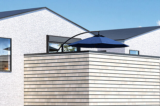 【【バルコニー】】心地よい陽光や風を感じられるバルコニーを確保。テーブルや椅子をセットすればおうちカフェができたり、バーベキューなども可能です。外からの視線を気にせずに過ごせるよう壁を立ち上げました。