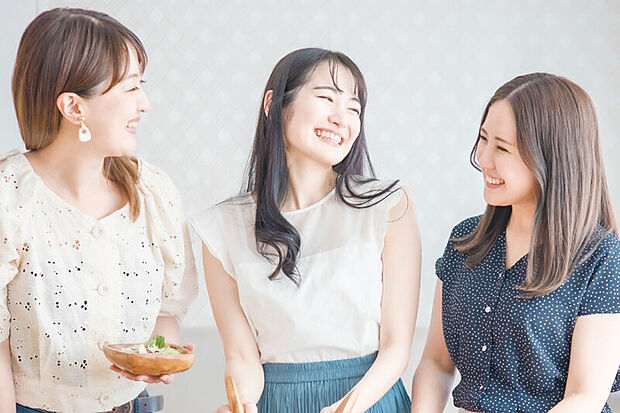 【【ゆったりダイニング】】6人掛けのダイニングテーブルが置けるのでゆったり食事をしたり、親戚や友人や友人を招いて語らいの時間を楽しめます。※号棟により採用状況が異なります。