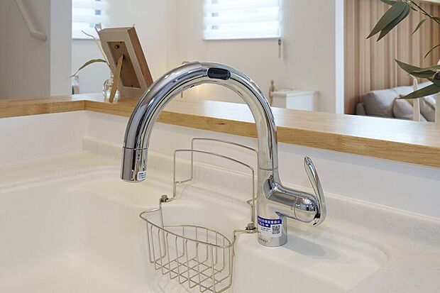 【【タッチレス蛇口一体型浄水器「LC」】】止水時のタッチレスセンサーは反応速度がわずか0.6秒。瞬時に水を出し止めでき、家事の時短や節水効果が期待できます。手間なくおいしい水が使い続けられ、蛇口一体型なのでキッチンをすっきり使えます。