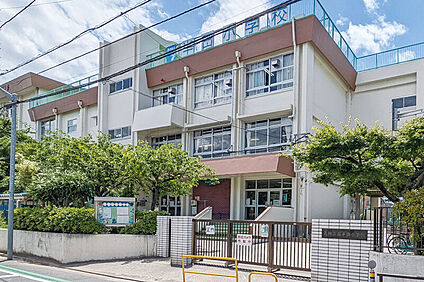 半田小学校（現地より徒歩4分） 約280m
