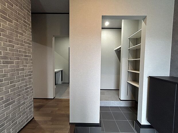 【4号地】収納の充実した玄関回り。