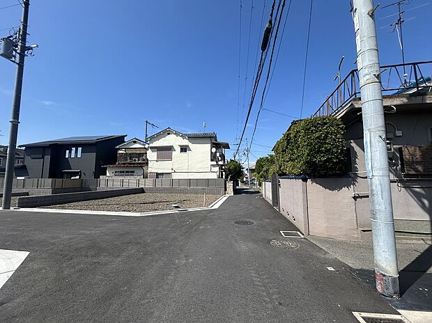 通り抜けの少ない道路のため、小さなお子様がいるご家庭でも安心♪