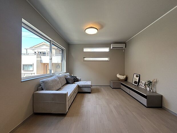 大きな窓から光が広がる、開放感のあるリビング
ワイドな窓と横長窓の組み合わせで、明るさとプライバシーを両立。シンプルで落ち着いた空間が、ゆったりとした時間を演出します。