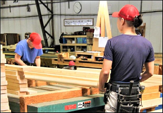 【ヒューマンチェックで一本一本適合品を選別！】厳選された建築用材の中から、割れやわずかな反りなどがある建材を人の目でさらにチェックし適合品と不適合品に分けます。本来、不適合品も建造用材として十分使用できますが、東昌建設ではあえて他の箇所で使用しています。