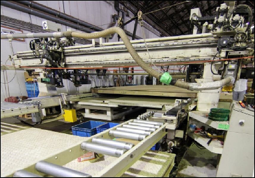 パネルは自社製造工場で精密に製造