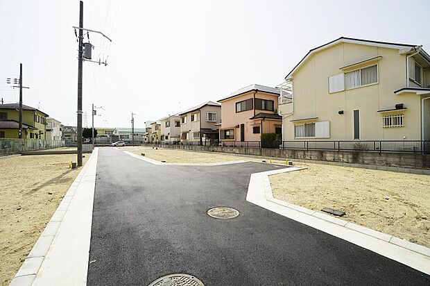 【前面道路含む現地写真】
第一種低層住居専用地域のため、現地は閑静でゆったりとした空気が流れる穏やかな住環境。周囲に高い建物がなく、陽だまりに包まれるような心地よい家づくりをご提案いたします。