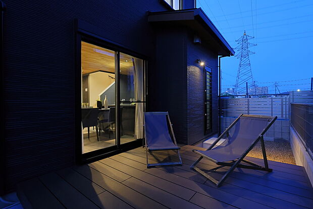 【【ウッドデッキ/施工事例】】リビングとひとつづきのウッドデッキは、気軽に使えるアウトドアリビングとして◎読書やティータイム、ガーデニングなど、様々な使い方で癒やしの空間を演出できます。