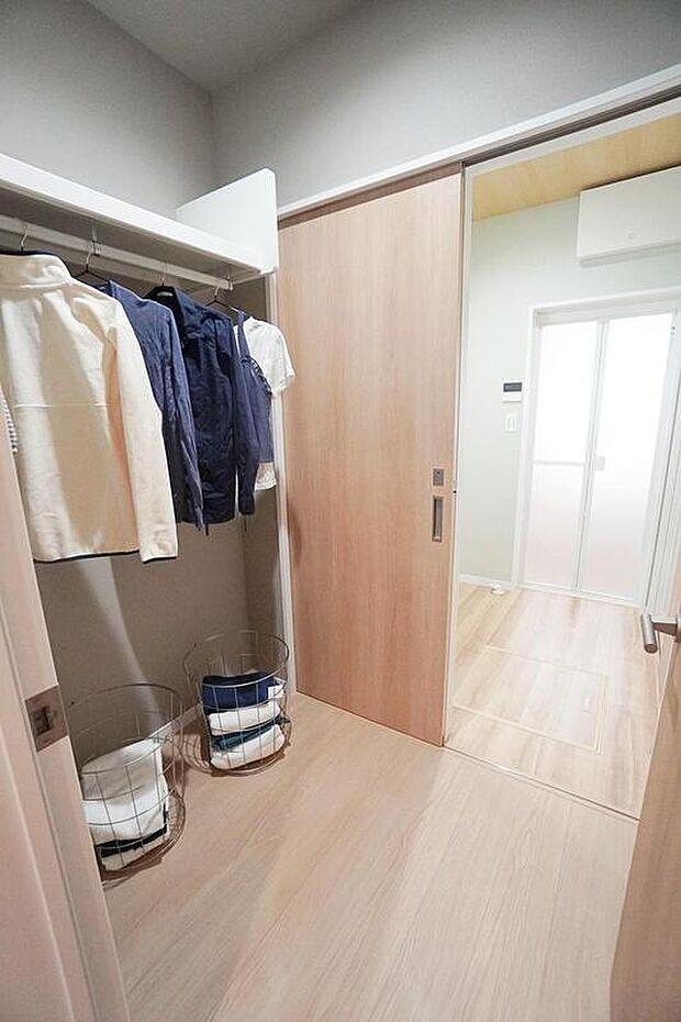 【【FCL/施工事例】】洗面脱衣室にFCLが隣接。帰宅後、手洗いを済ませてから、室内着に着替える動線がスムーズです。洗面脱衣室と廊下の両方からアクセス可能◎