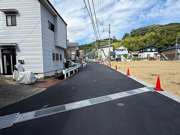 【現地写真】秋葉台南交差点を曲がり、約150m直進した先の右手に分譲地があります。