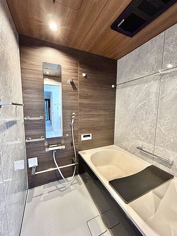 11号棟浴室
木目調のパネルがアクセントとなったスタイリッシュな浴室。浴室暖房乾燥機付き。