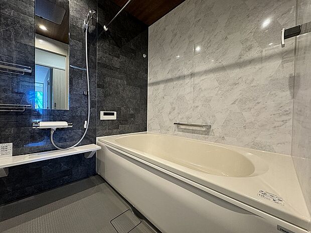 No.5浴室（2024年2月撮影）
浴室もスタイリッシュなデザインでおしゃれな空間に。寒い冬や雨の日の洗濯に便利な浴室暖房乾燥機付き。