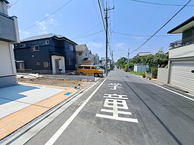 【街並み】ゆとりある前面道路で安心の住環境！　