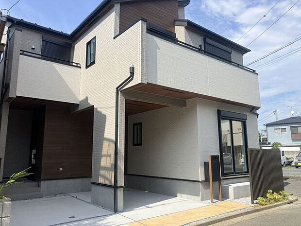 外構もきれいに整備されており、すっきりとした印象の住まいです！　