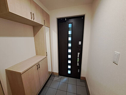 姿見付きの下駄箱で、お家を出る前に今日のコーディネートの最終