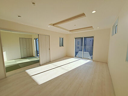 リビングに続き間の和室があります！来客用としてはもちろん、小